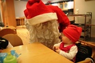 Joulupukki vierailulla pikkujoulussa viime vuonna.