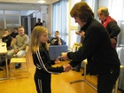 Kesän kisoissa ja harjoituksissa käyneet palkittiin mitalilla. Omaa palkintoaan hakemassa Sonja Nikki.