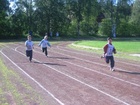 P7-sarjan 100 metrin juoksun voitti Viljami Kunnasmäki (oikealla).