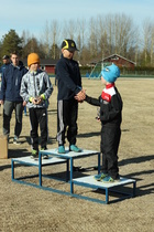 P9-sarjan pituushypyn palkintojenjako. Voittaja Akseli Schmitt Laitasaaren Vedosta saa onnitelut Pyhäjoen Wirran Oskari Haapakoskelta.